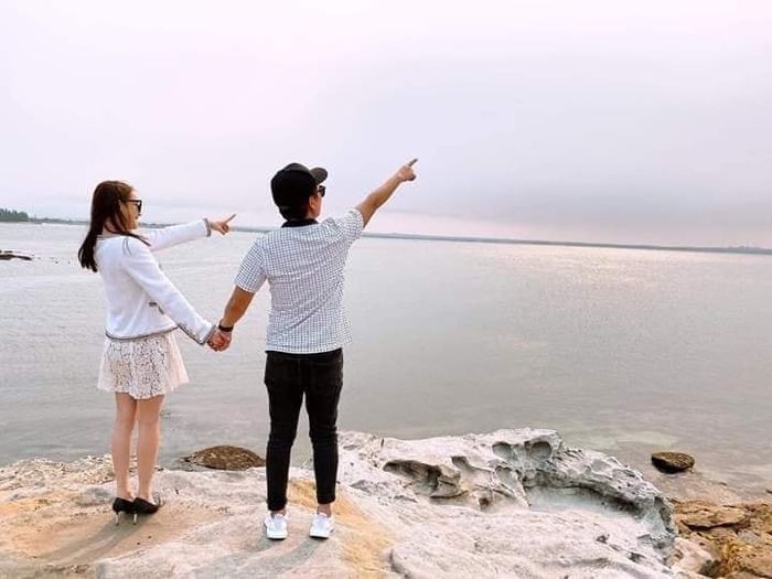 Trường Giang tay xách nách mang cho vợ chụp hình khi đi du lịch