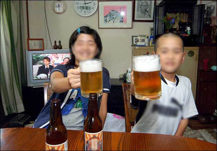 Từ 1/1/2020, ra tạp hóa mua bia phải mang giấy tờ tùy thân có dán ảnh