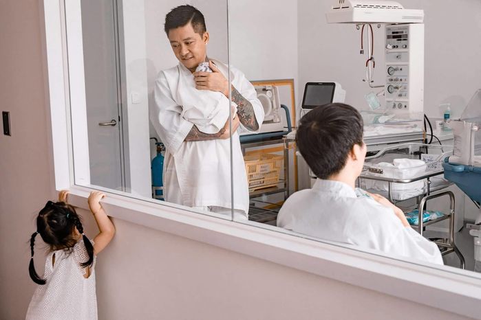 Tuấn Hưng gây sốt với khoảnh khắc không rời nửa bước khi vợ mới sinh