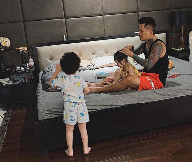 Tuấn Hưng gây sốt với khoảnh khắc không rời nửa bước khi vợ mới sinh