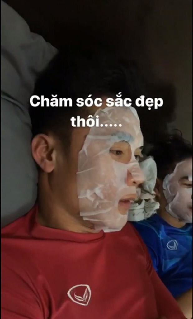 Tuyển Việt Nam chăm đắp mặt nạ, dưỡng môi chẳng kém ai