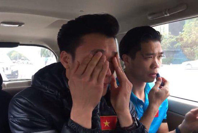 Tuyển Việt Nam chăm đắp mặt nạ, dưỡng môi chẳng kém ai