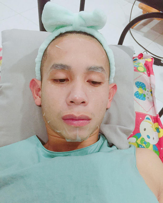 Tuyển Việt Nam chăm đắp mặt nạ, dưỡng môi chẳng kém ai