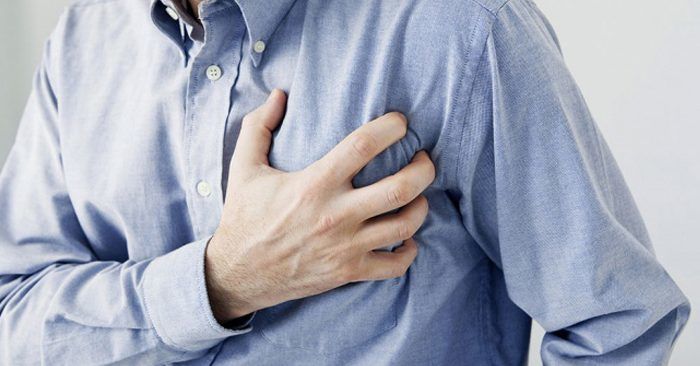 Vô tình đấm yêu vào bụng bạn trai, cô gái phải hối hận vì đùa dai