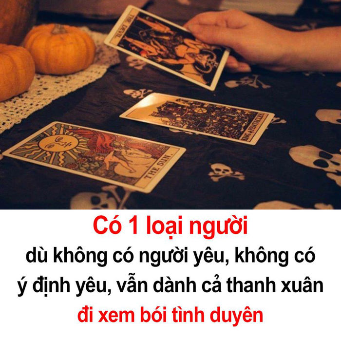 Có kiểu người chưa muốn yêu mà dành cả thanh xuân xem bói tình duyên