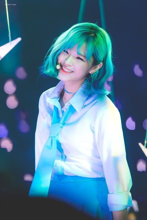 V (BTS) và dàn sao Hàn biến màu tóc xanh dương thành hot trend