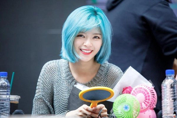V (BTS) và dàn sao Hàn biến màu tóc xanh dương thành hot trend