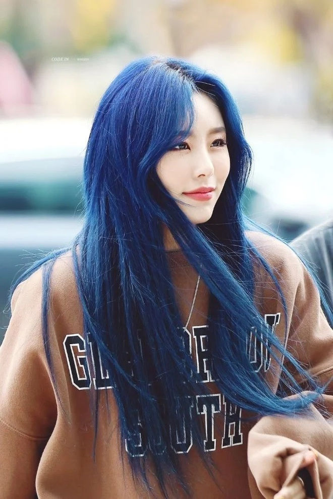 V (BTS) và dàn sao Hàn biến màu tóc xanh dương thành hot trend