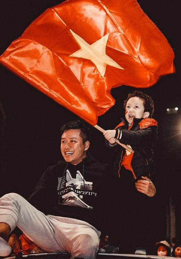Văn Hậu được bạn gái tiễn sang Hà Lan, Minh Hằng đòi tuyển phi công