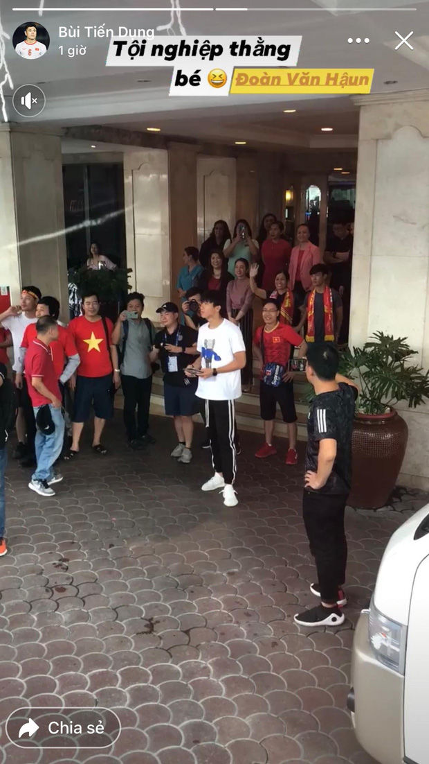 Văn Hậu được bạn gái tiễn sang Hà Lan, Minh Hằng đòi tuyển phi công