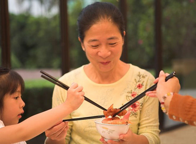 Bấm điện thoại khi ăn, tráng miệng với trái cây... thói quen nên bỏ