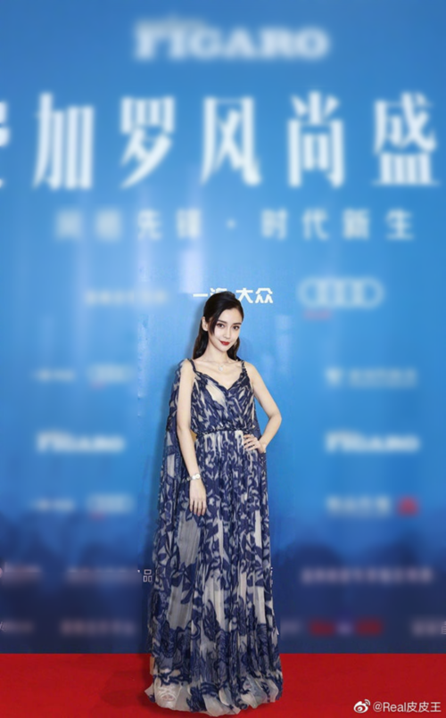 Vắng mặt sự kiện , AngelaBaby gây tranh cãi khi photoshop ảnh thảm đỏ