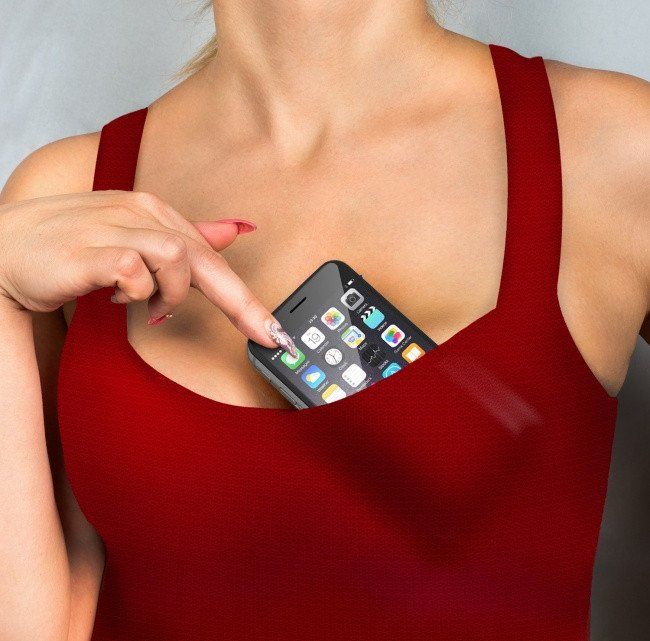Chàng trai bị điện giật đen người vì bấm điện thoại trong lúc sạc
