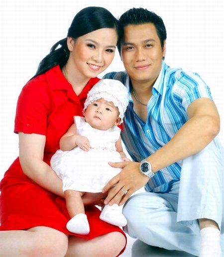 Việt Anh đăng ảnh con gái 10 năm chưa gặp, vợ cũ lập tức tố giả tạo