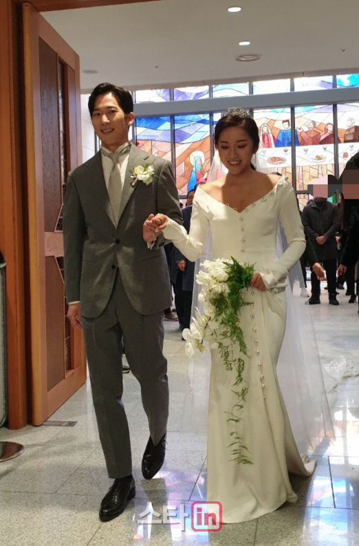 Vợ chồng Bi Rain - Kim Tae Hee xuất hiện cực tình tại đám cưới em trai