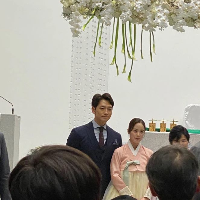 Vợ chồng Bi Rain - Kim Tae Hee xuất hiện cực tình tại đám cưới em trai