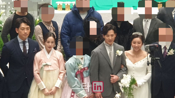 Vợ chồng Bi Rain - Kim Tae Hee xuất hiện cực tình tại đám cưới em trai