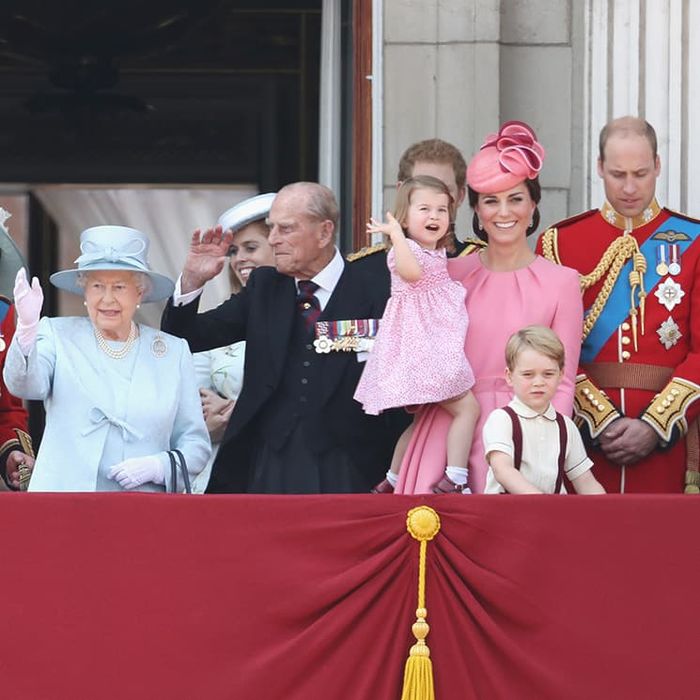 Vợ chồng Meghan Markle có thể rời hoàng gia khi Thái tử Anh lên ngôi