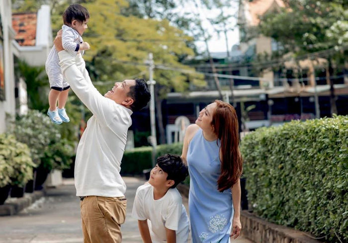 Vợ chồng Thanh Thúy - Đức Thịnh đưa hai con về 'nơi tình yêu bắt đầu'