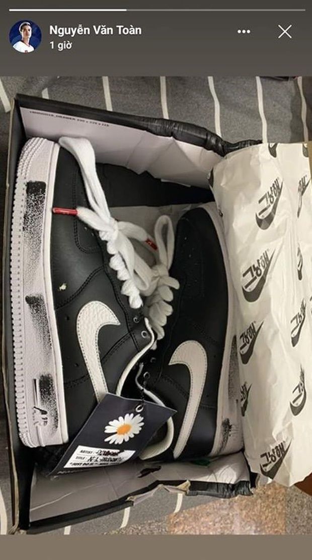 Văn Toàn vừa tậu siêu phẩm swoosh trắng của G-Dragon, giá hơn 10 triệu