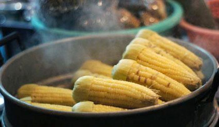Xôn xao việc ngô luộc bằng pin gây ung thư khiến CĐM lo lắng