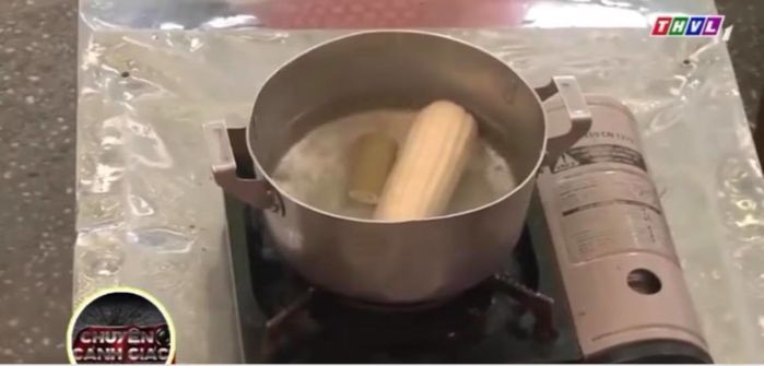 Xôn xao việc ngô luộc bằng pin gây ung thư khiến CĐM lo lắng