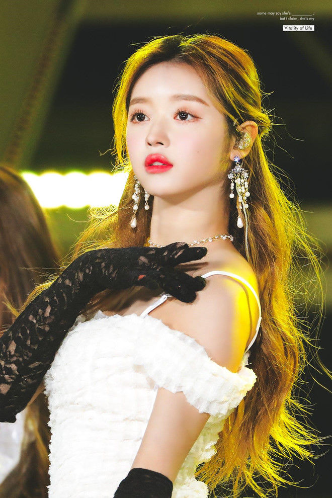 YooA - búp bê sống có gương mặt bé nhất Kpop nhưng hút fan không ngờ