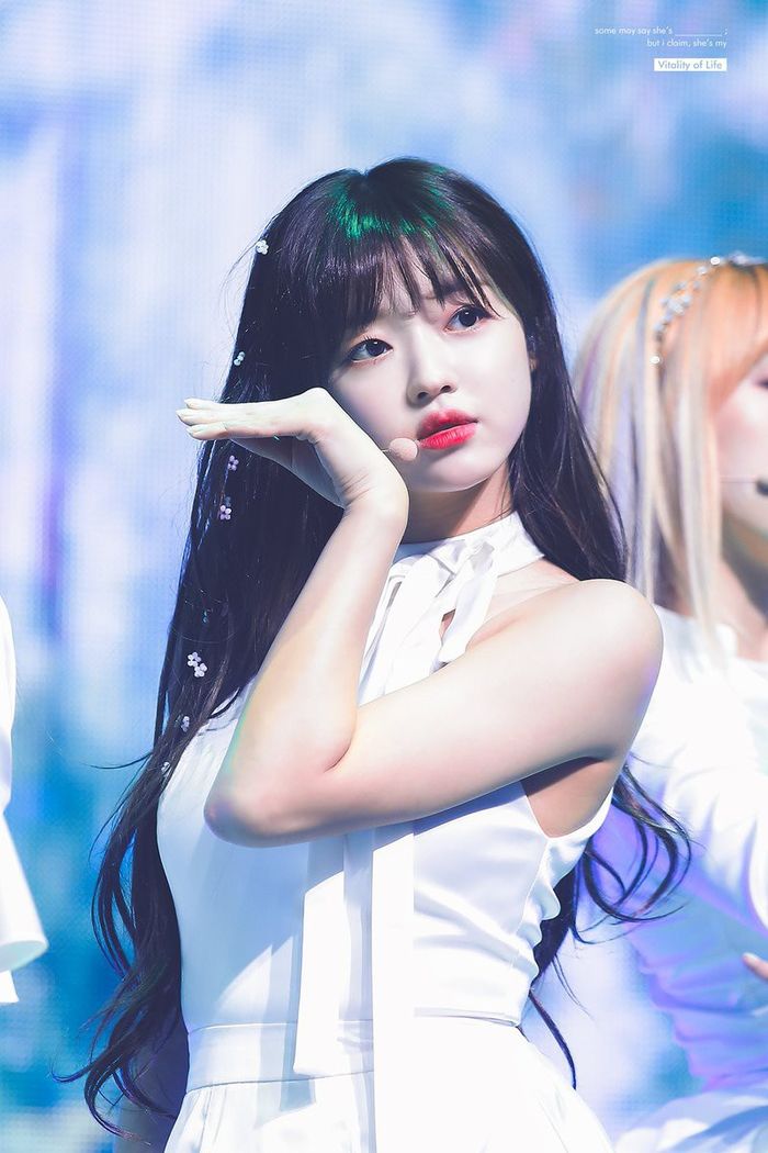 YooA - búp bê sống có gương mặt bé nhất Kpop nhưng hút fan không ngờ