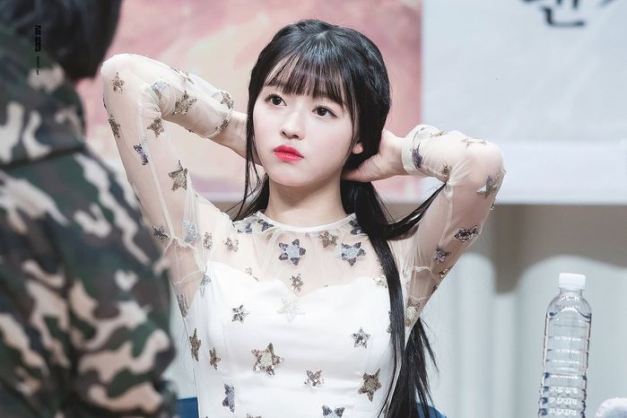YooA - búp bê sống có gương mặt bé nhất Kpop nhưng hút fan không ngờ