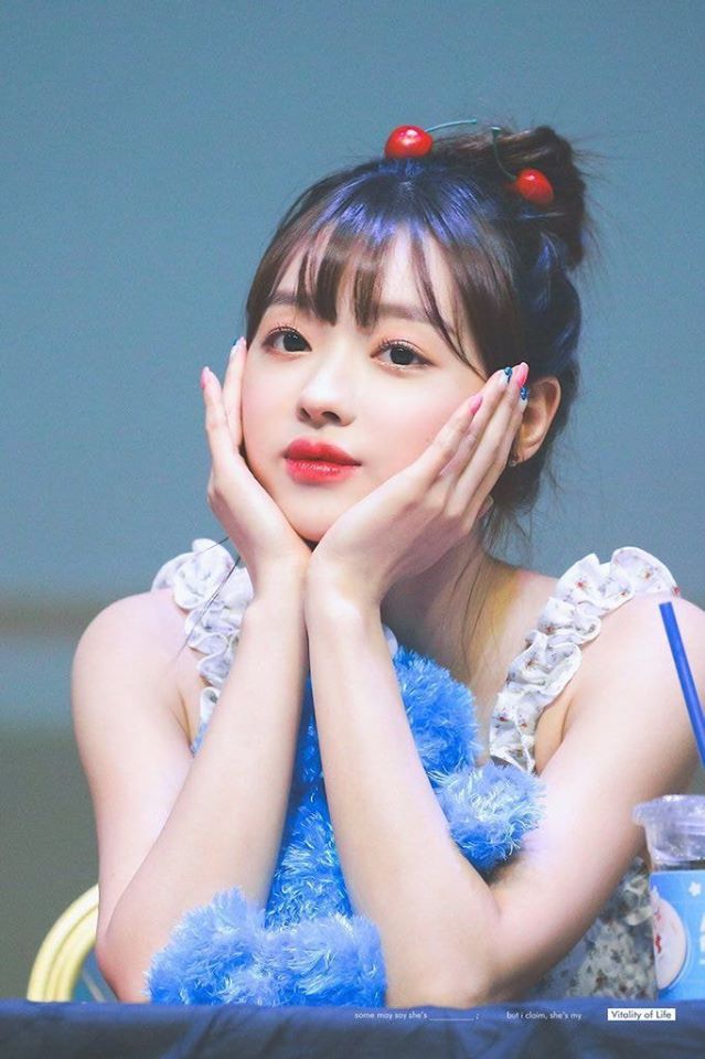 YooA - búp bê sống có gương mặt bé nhất Kpop nhưng hút fan không ngờ