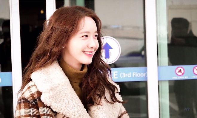 Yoona khiến sân bay bừng sáng bởi nhan sắc xinh đẹp, trẻ trung tuổi 30