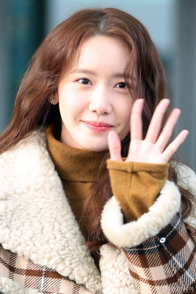 Yoona khiến sân bay bừng sáng bởi nhan sắc xinh đẹp, trẻ trung tuổi 30