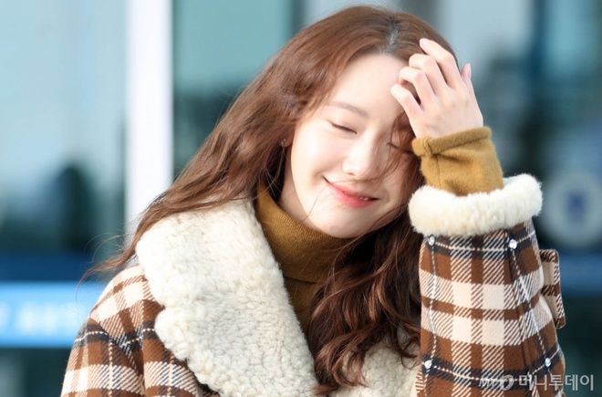 Yoona khiến sân bay bừng sáng bởi nhan sắc xinh đẹp, trẻ trung tuổi 30