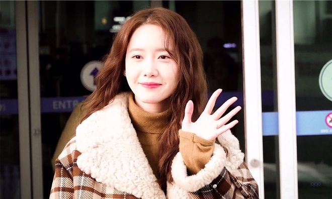 Yoona khiến sân bay bừng sáng bởi nhan sắc xinh đẹp, trẻ trung tuổi 30