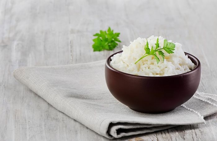 Cho thêm nước nóng hoặc dùng bánh mì để cơm không bị sống, nhão