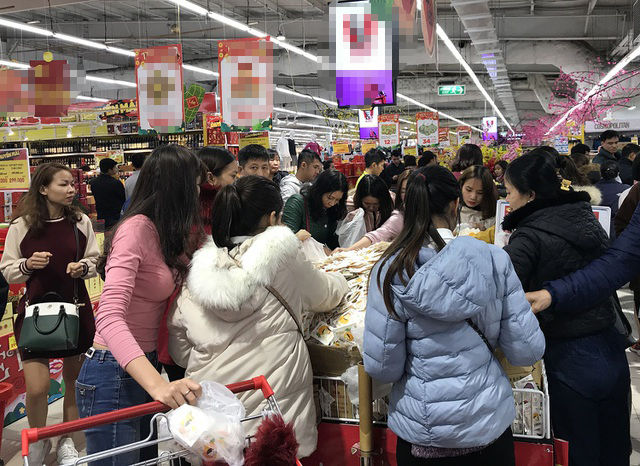 Khách phải xếp hàng lâu chờ thanh toán trong dịp Tết tại siêu thị