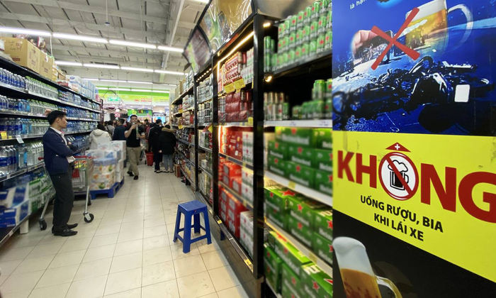 Khách phải xếp hàng lâu chờ thanh toán trong dịp Tết tại siêu thị