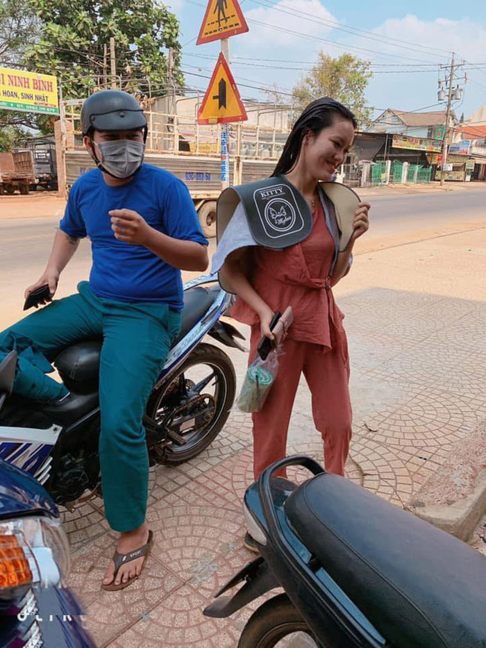 Vợ đi làm tóc, chồng mua trà sữa đem tiền tiếp tế đến tận nơi