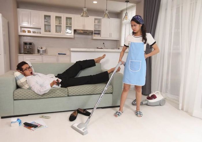 Cận Tết, một mình vợ còng lưng giữ con, dọn nhà, chồng nhậu liên miên