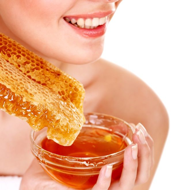 Loại bỏ mụn đầu đen với mặt nạ chanh mật ong, lòng trắng trứng