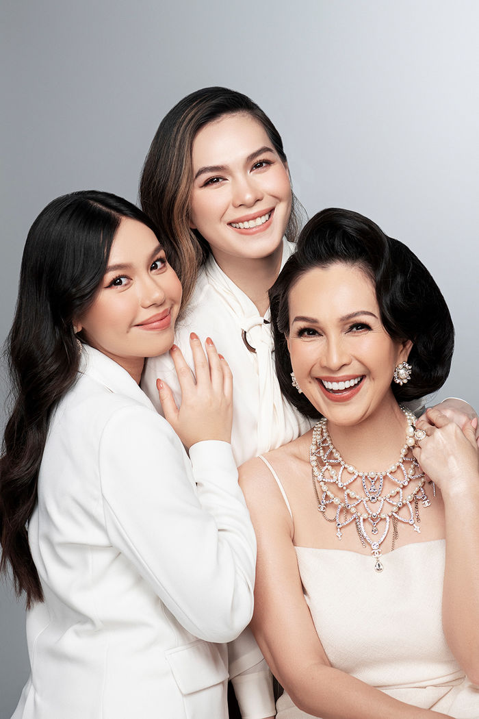 3 thế hệ nhà nữ hoàng ảnh lịch Diễm My hội ngộ