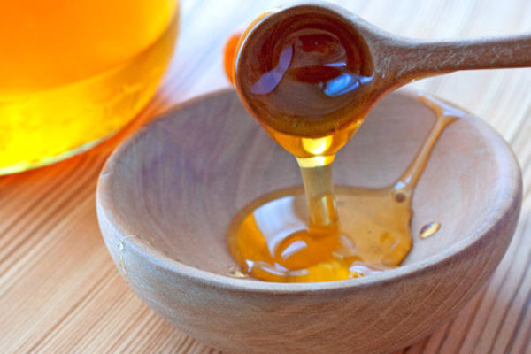 Uống nước nho khô, mật ong vào buổi sáng giúp đào thải độc tố, mịn da