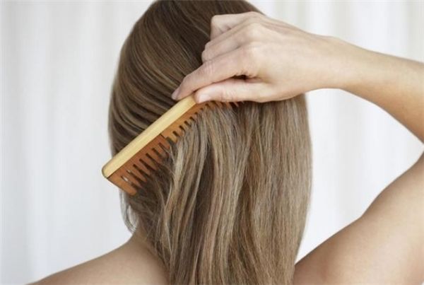 Mẹo hay khi rẽ ngôi giúp mái tóc dày dặn, bồng bềnh
