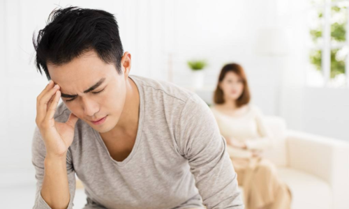 Cận Tết, một mình vợ còng lưng giữ con, dọn nhà, chồng nhậu liên miên