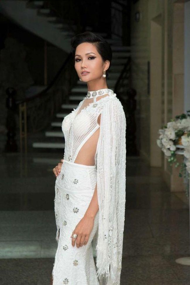 Sao Việt lộ nội y: Hari Won, Nhã Phương ngượng chín mặt vì đèn flash