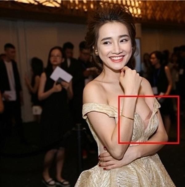 Sao Việt lộ nội y: Hari Won, Nhã Phương ngượng chín mặt vì đèn flash