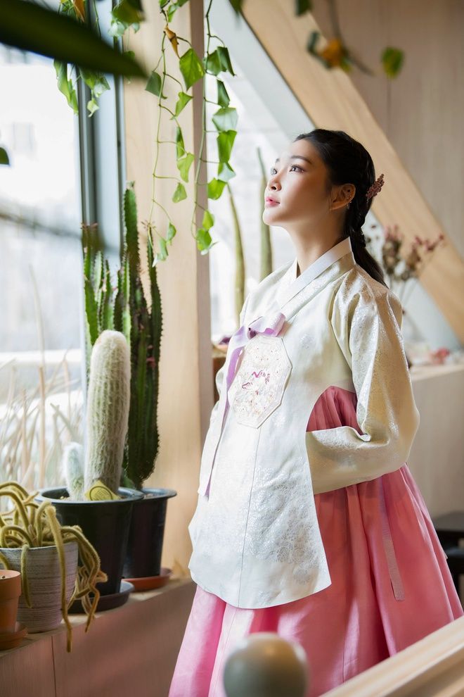 Idol mặc Hanbok: Eunwoo đẹp vô thực, Somi cưng như em bé