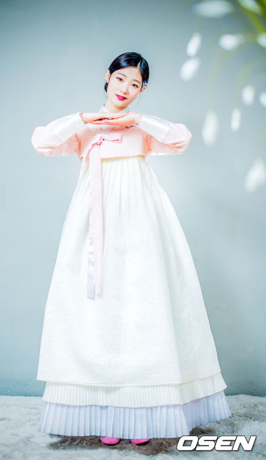 Idol mặc Hanbok: Eunwoo đẹp vô thực, Somi cưng như em bé