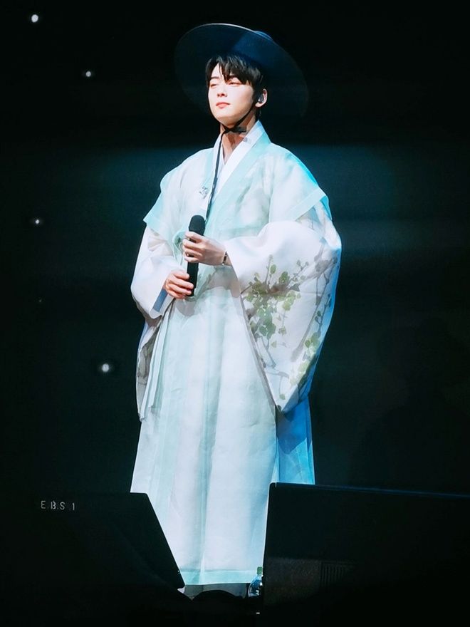 Idol mặc Hanbok: Eunwoo đẹp vô thực, Somi cưng như em bé