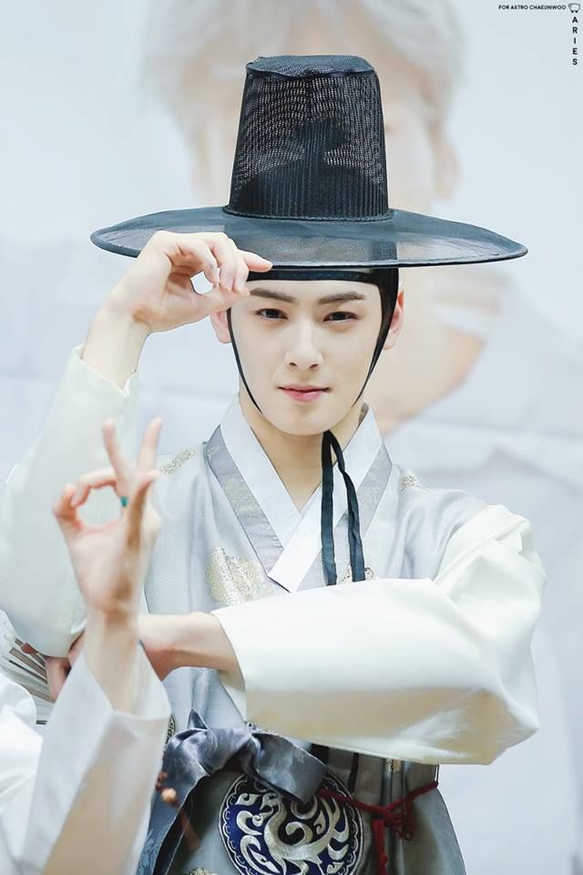 Idol mặc Hanbok: Eunwoo đẹp vô thực, Somi cưng như em bé